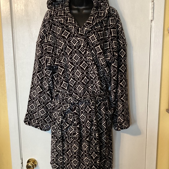 Vera Bradley Black and White Graphic Geometric Hooded Ultra Soft Fleece Robe - Picture 5 of 9